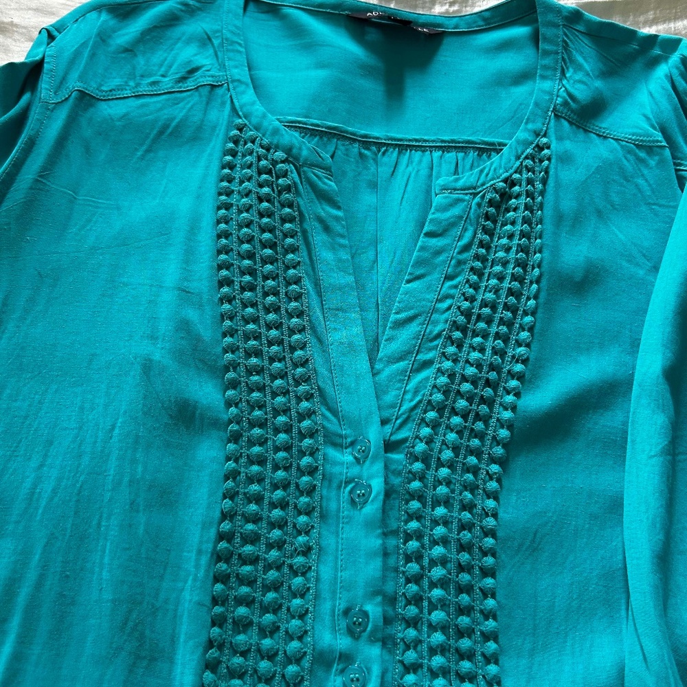 TUNIC, LINEN BLEND, COLOUR: MERMAID, SIZE 24, FRONT EMBROIDERY DETAIL, FRONT